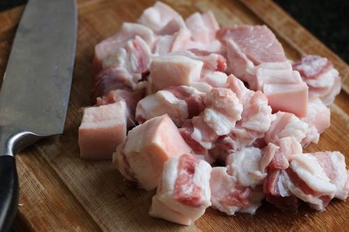 【小土豆焖红烧肉】