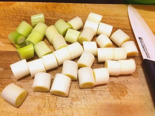 【葱段炒鸡脖肉】