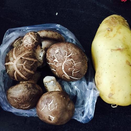 【香菇土豆炖鸡块】