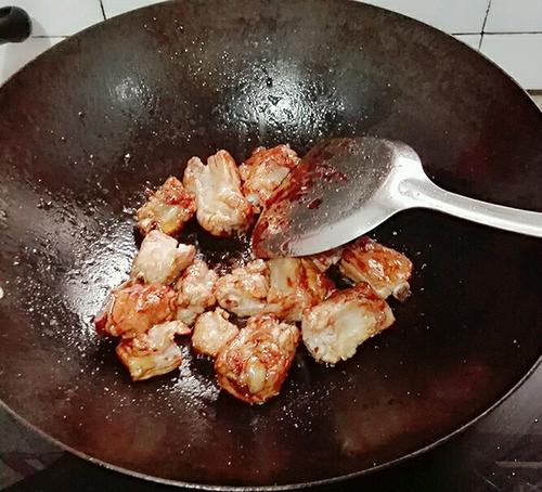 【排骨炖小土豆】