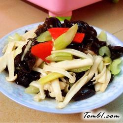 西芹炒木耳的做法