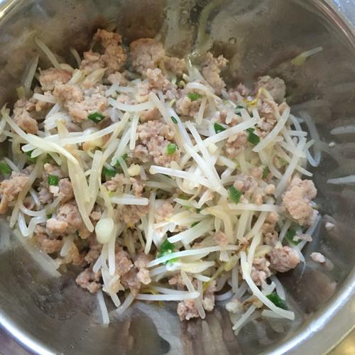 【绿豆芽包蛋】