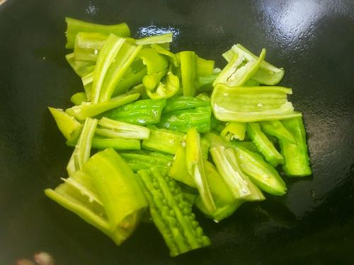【青椒煎苦瓜】