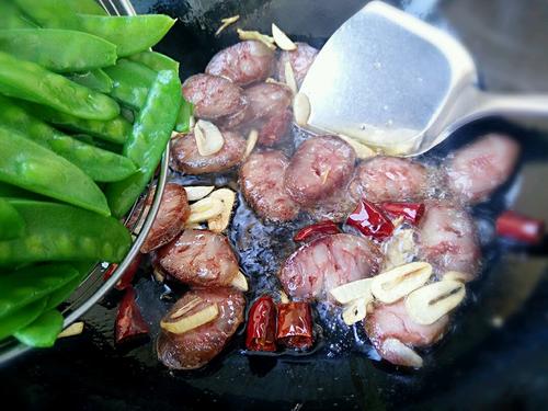 【荷兰豆炒风干肠】