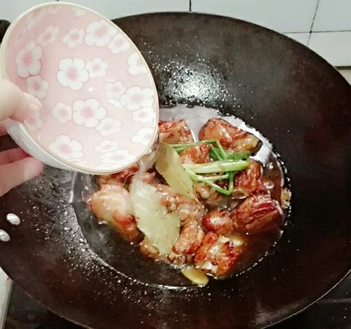 【排骨炖小土豆】