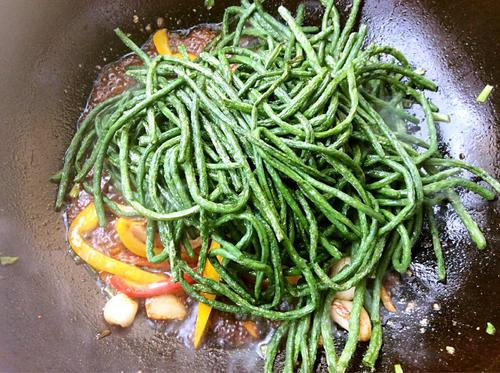【彩椒过油豇豆】