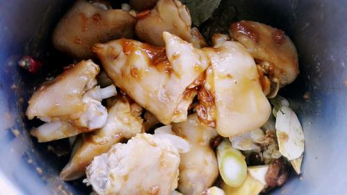 【红烧猪蹄炖黄豆】