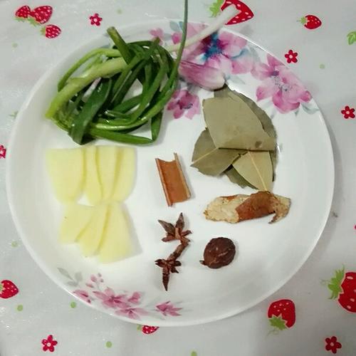 【排骨炖小土豆】