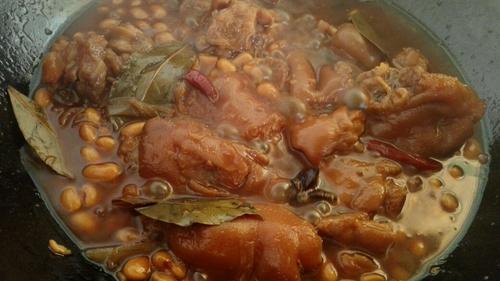 【红烧猪蹄炖黄豆】