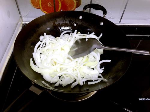 【圆葱炒牛肉片】