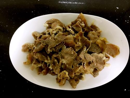 【圆葱炒牛肉片】