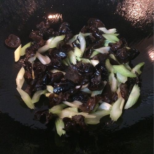 【西芹炒木耳】