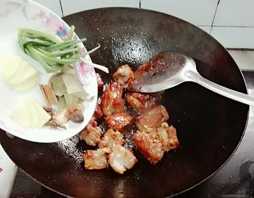 【排骨炖小土豆】