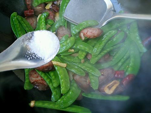 【荷兰豆炒风干肠】