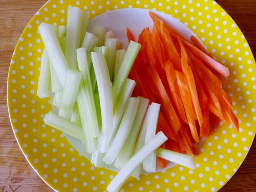 【素炒西芹三丝】