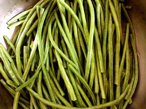 【彩椒过油豇豆】