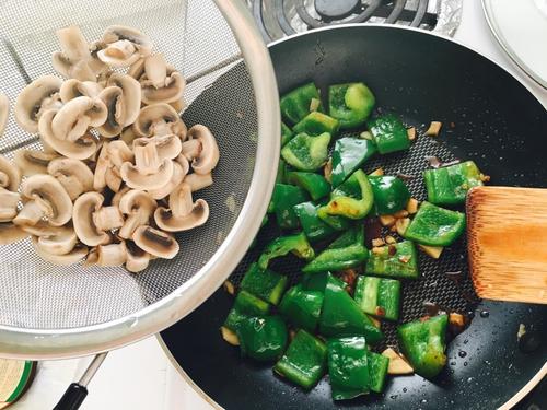 【青椒炒蘑菇】