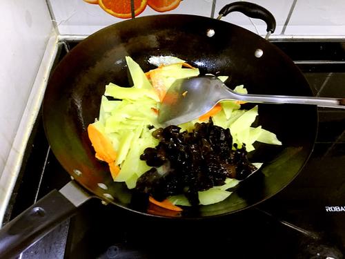 【莴笋炒木耳】