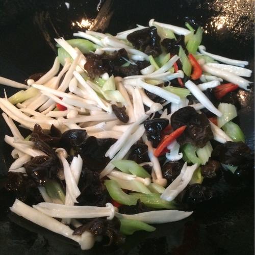 【西芹炒木耳】