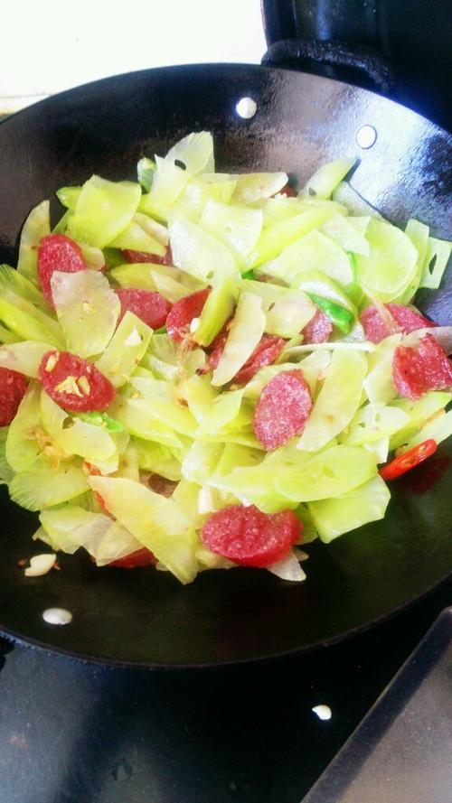 【莴笋炒腊肠】