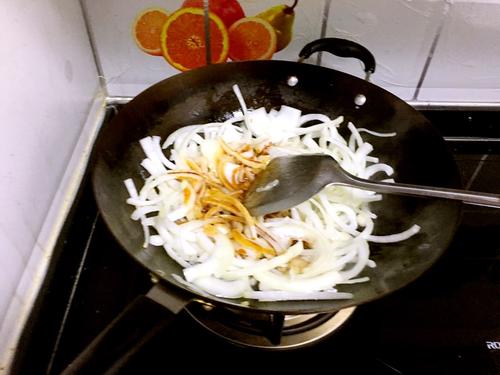 【圆葱炒牛肉片】