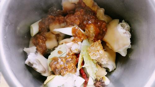 【红烧猪蹄炖黄豆】