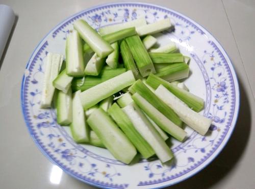 【油条烩丝瓜】