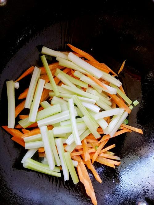 【素炒西芹三丝】