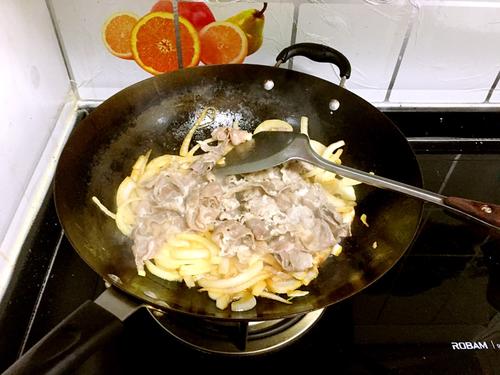 【圆葱炒牛肉片】