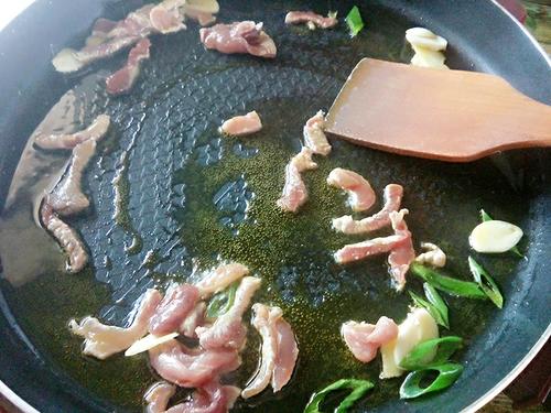 【茄子炒肉丝】