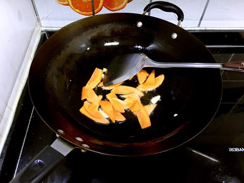 【莴笋炒木耳】