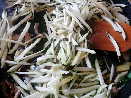 【茄子炒肉丝】