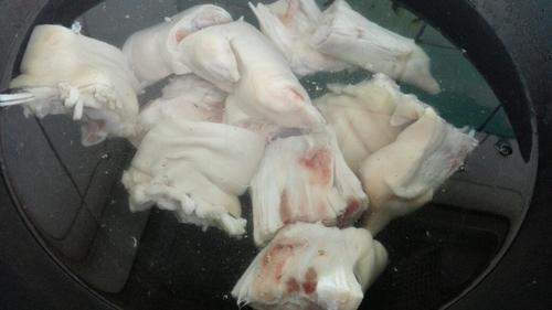 【红烧猪蹄炖黄豆】