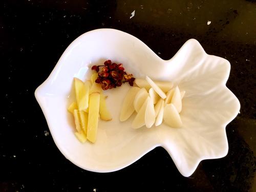 【莴笋炒木耳】