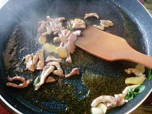 【茄子炒肉丝】