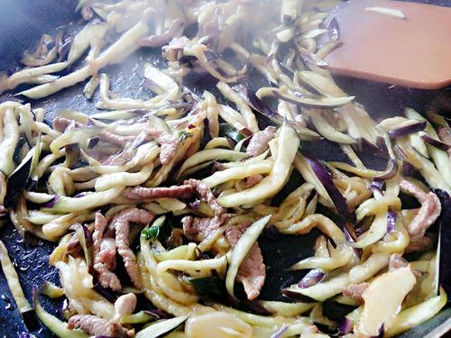 【茄子炒肉丝】