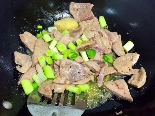【蒜苗炒猪肝】