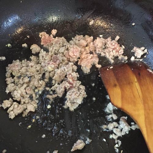 【绿豆芽包蛋】