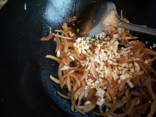 【洋葱烩鱿鱼】