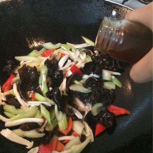 【西芹炒木耳】