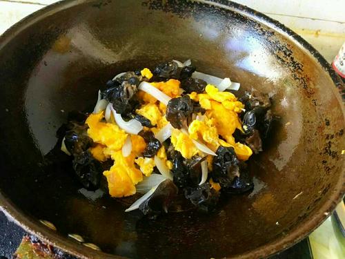 【洋葱木耳炒土鸡蛋】