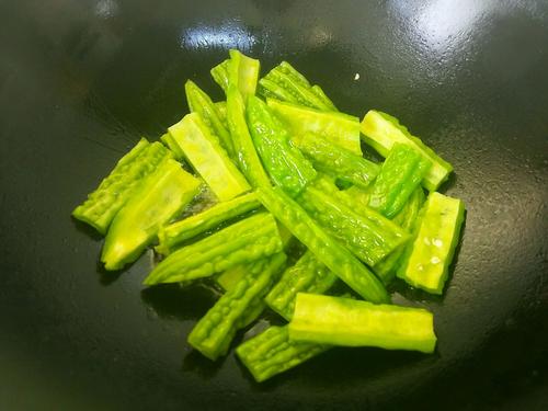 【青椒煎苦瓜】