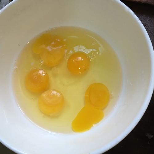 【绿豆芽包蛋】