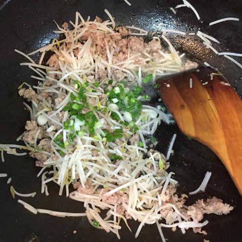 【绿豆芽包蛋】