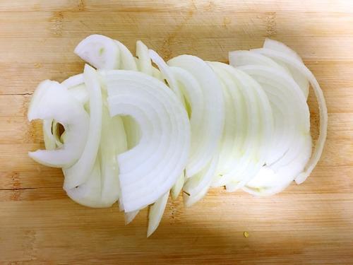 【圆葱炒牛肉片】