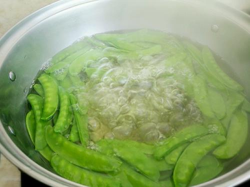 【荷兰豆炒风干肠】