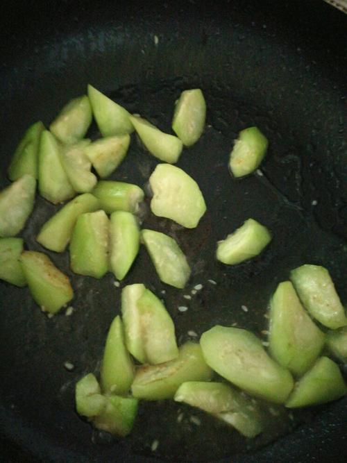 【丝瓜炒荔枝】