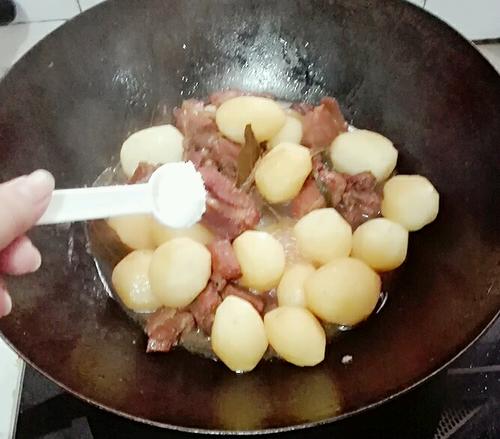 【排骨炖小土豆】