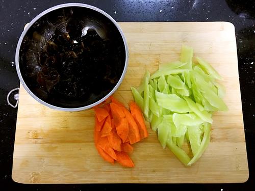 【莴笋炒木耳】