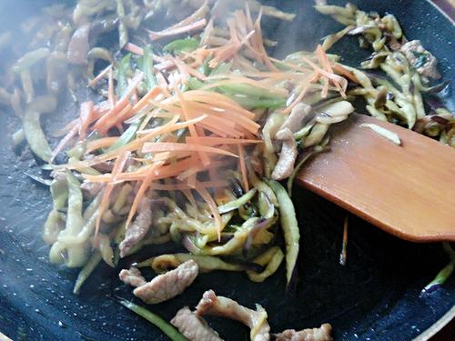 【茄子炒肉丝】